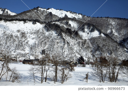 大雪地區的里山在天氣晴朗時在藍天的映襯下顯得美麗 - 來自福島縣只見町龜岡橋 98966673
