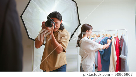 Photographer discussion with model Photographer discussion with model 98966902