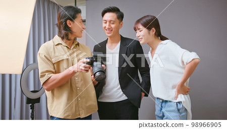 Photographer explaining detail 98966905