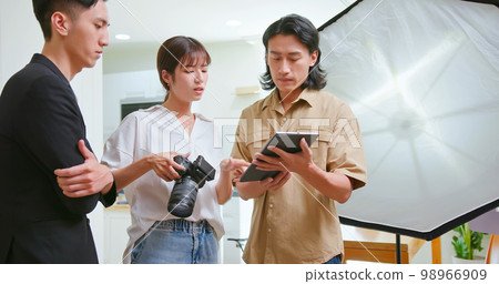 Photographer discusses detail 98966909