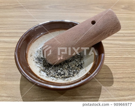 Sesame and mortar after rubbing sesame 98966977