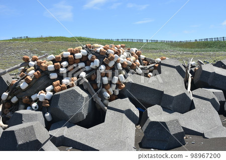 Fishing nets wrapped around tetrapods, marine pollution, photo material [shooting location: northern Hokkaido] 98967200
