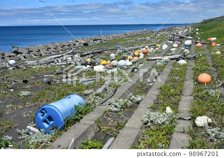 漂流上岸的塑料垃圾 釣魚浮標和聚乙烯水箱 照片素材【拍攝地點:北海道北部日本海一側】 漂流上岸的塑料垃圾 釣魚浮標和聚乙烯水箱 照片素材【拍攝地點:北海道北部日本海一側】 98967201