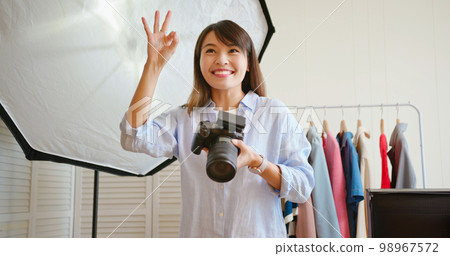 female photographer take pictures 98967572