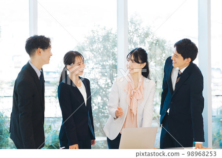 明亮辦公室會議場景 98968253
