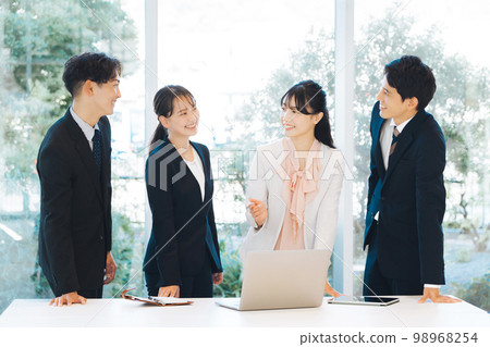 明亮辦公室會議場景 98968254