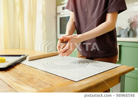 Silicone baking mat with markings and tips to help the housewife 98968598