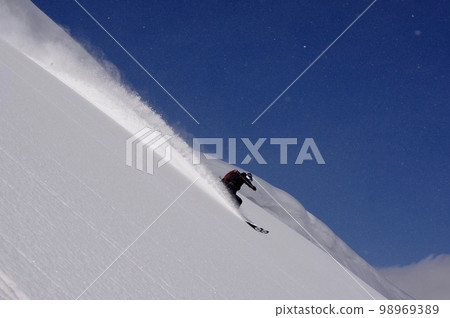 天氣晴朗時在大斜坡上滑翔的北海道偏遠地區 98969389
