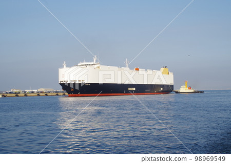 即將停靠在泉大津港碼頭的汽車運輸船 98969549
