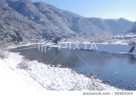 Scenery of the Ota River in Asakita Ward covered in snow Scenery of the Ota River in Asakita Ward covered in snow 98969564