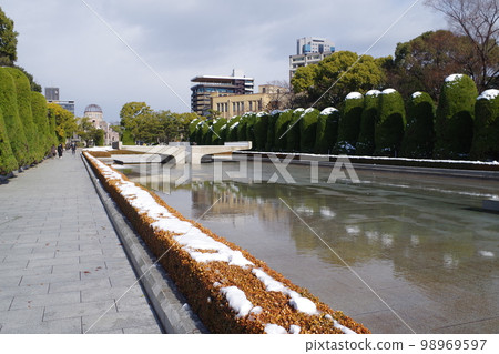 Scenery of the pond of peace covered with snow Scenery of the pond of peace covered with snow 98969597