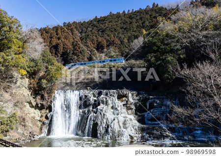 Partially frozen Ryumon Falls and Karasuyama Line train 98969598