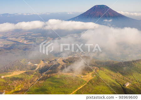從北海道二世谷乘坐滑翔傘鳥瞰羊蹄山 從北海道二世谷乘坐滑翔傘鳥瞰羊蹄山 98969600