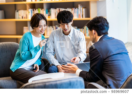 Young couple to consult 98969607