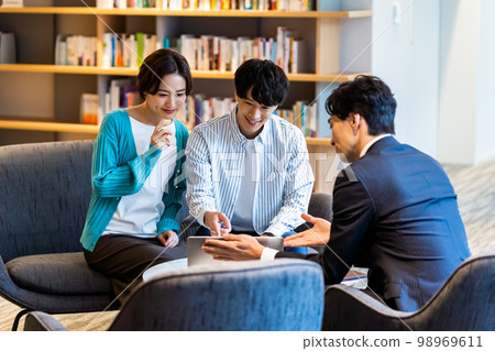 Young couple to consult Young couple to consult 98969611