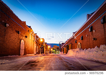 夜晚的函館街景 98970296