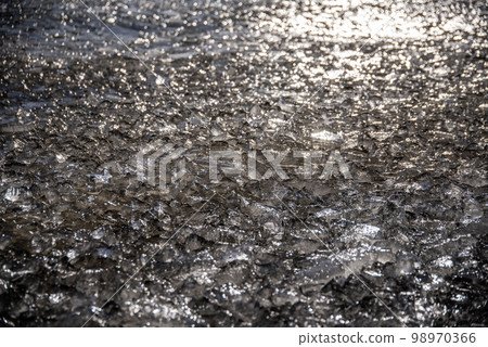 冰凍的湖面 冰凍的湖面 98970366