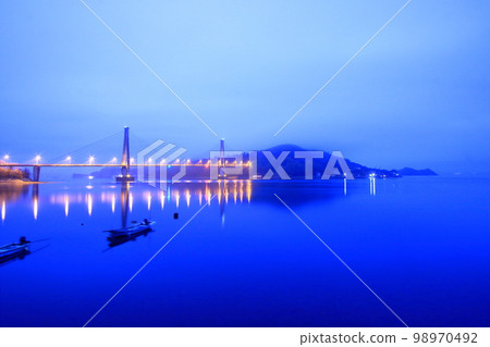 Rainy Oshiba Island and Oshiba Bridge 98970492