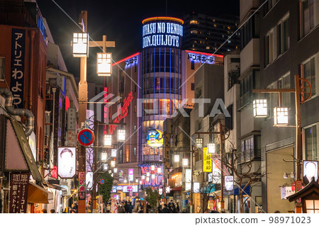 << 東京>> 淺草在晚上,繁華的娛樂區 << 東京>> 淺草在晚上,繁華的娛樂區 98971023