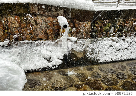 雪水和雨水通過管道流入河流 98971185