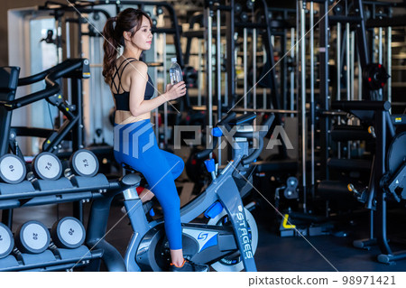 Young woman training in a sports gym 98971421