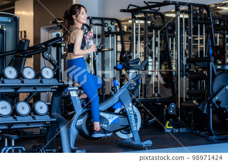Young woman training in a sports gym 98971424
