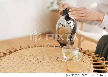放鬆在屋子裡的婦女 放鬆在屋子裡的婦女 98971679