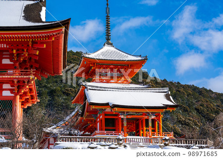 Kiyomizu-dera Temple Nishi Gate (Gate of West), Sanjunoto (Three Story Pagoda) with snow on the roof in winter. Kyoto, Japan. 98971685