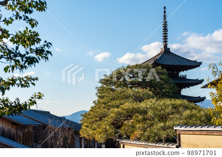 Yasaka Pagoda. Beautiful landscape of Higashiyama ward, Kyoto, Japan. 98971701