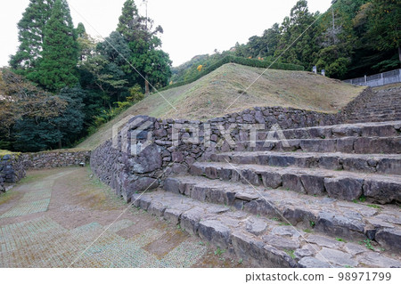 Autumn, Tokyo, Hachioji Castle Ruins, Toraguchi stone wall and stone pavement 98971799