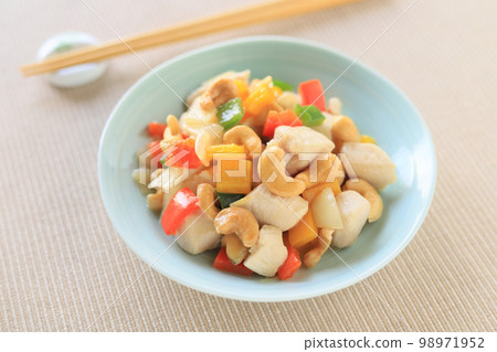 Stir-fried chicken and cashew nuts Stir-fried chicken and cashew nuts 98971952