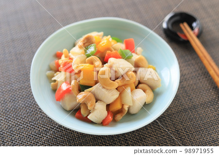 Stir-fried chicken and cashew nuts Stir-fried chicken and cashew nuts 98971955