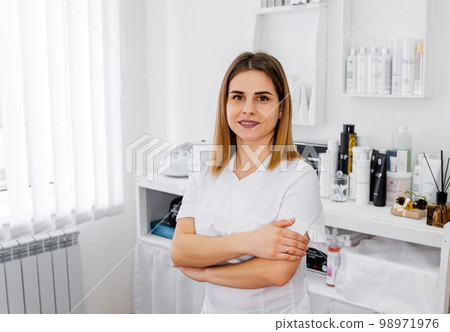 Cosmetologist doctor dermatologist in a beauty clinic. 98971976
