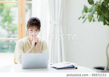 Telework A woman working on a computer Telework A woman working on a computer 98972153