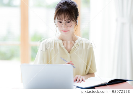 遠程辦公 在電腦前工作的女性 98972158