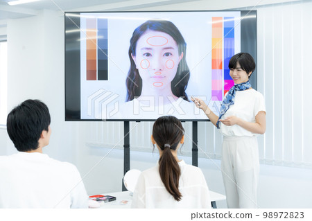 一位女講師在班長求職化妝商業研討會前上化妝課 98972823