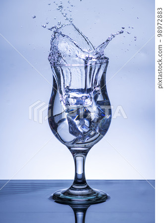 The image of pouring drinking water, into a glass, 98972883