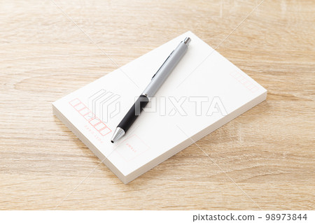 書桌上的明信片 98973844