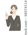 穿西裝的女人指出並解釋 98974514