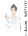 一位女士帶著醫學微笑解釋 98974517