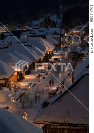 白雪皚皚的大內宿冰雪節街景與雪燈籠福島縣下鄉町 98974701