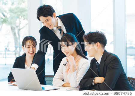 明亮辦公室會議場景 98974756