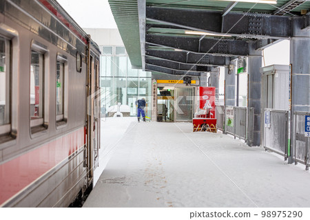 稚內站月台和本地列車停靠 98975290