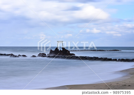 矗立在橋津海岸的海鳥居 98975395
