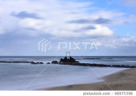 矗立在橋津海岸的海鳥居 98975396