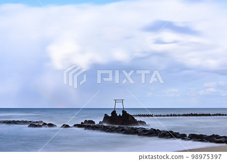 矗立在橋津海岸的海鳥居 98975397