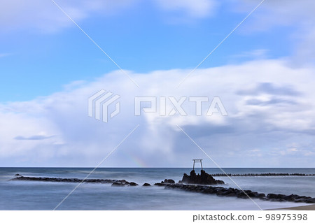 矗立在橋津海岸的海鳥居 98975398