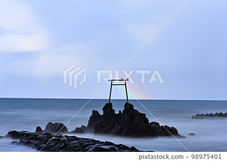 矗立在橋津海岸的海鳥居 矗立在橋津海岸的海鳥居 98975401