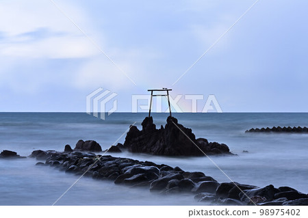 矗立在橋津海岸的海鳥居 矗立在橋津海岸的海鳥居 98975402