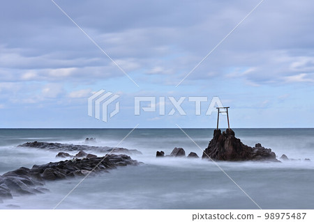 矗立在橋津海岸的海鳥居 矗立在橋津海岸的海鳥居 98975487